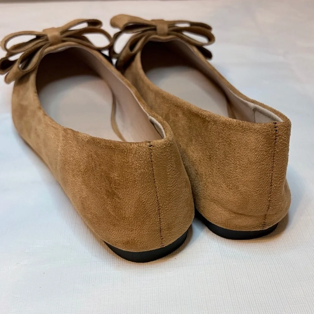 Chic Suede Bow Loafers in Tan